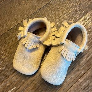 Size 4 GUC beige Freshly Picked Moccasins